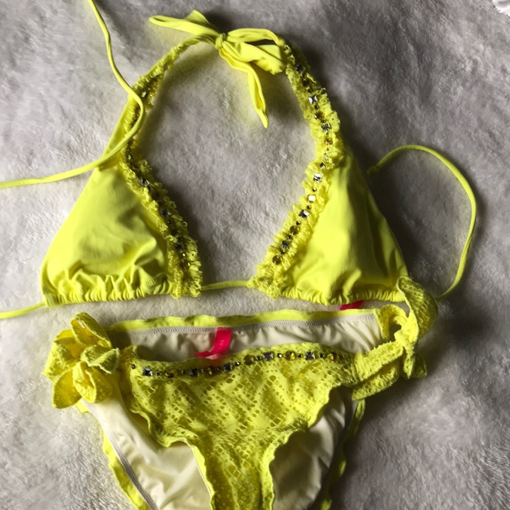 Little yellow sparkly bikini ☀️